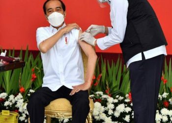 PRESIDEN JOKOWI DI VAKSINASI COVID-19 SEBAGAI PERDANA