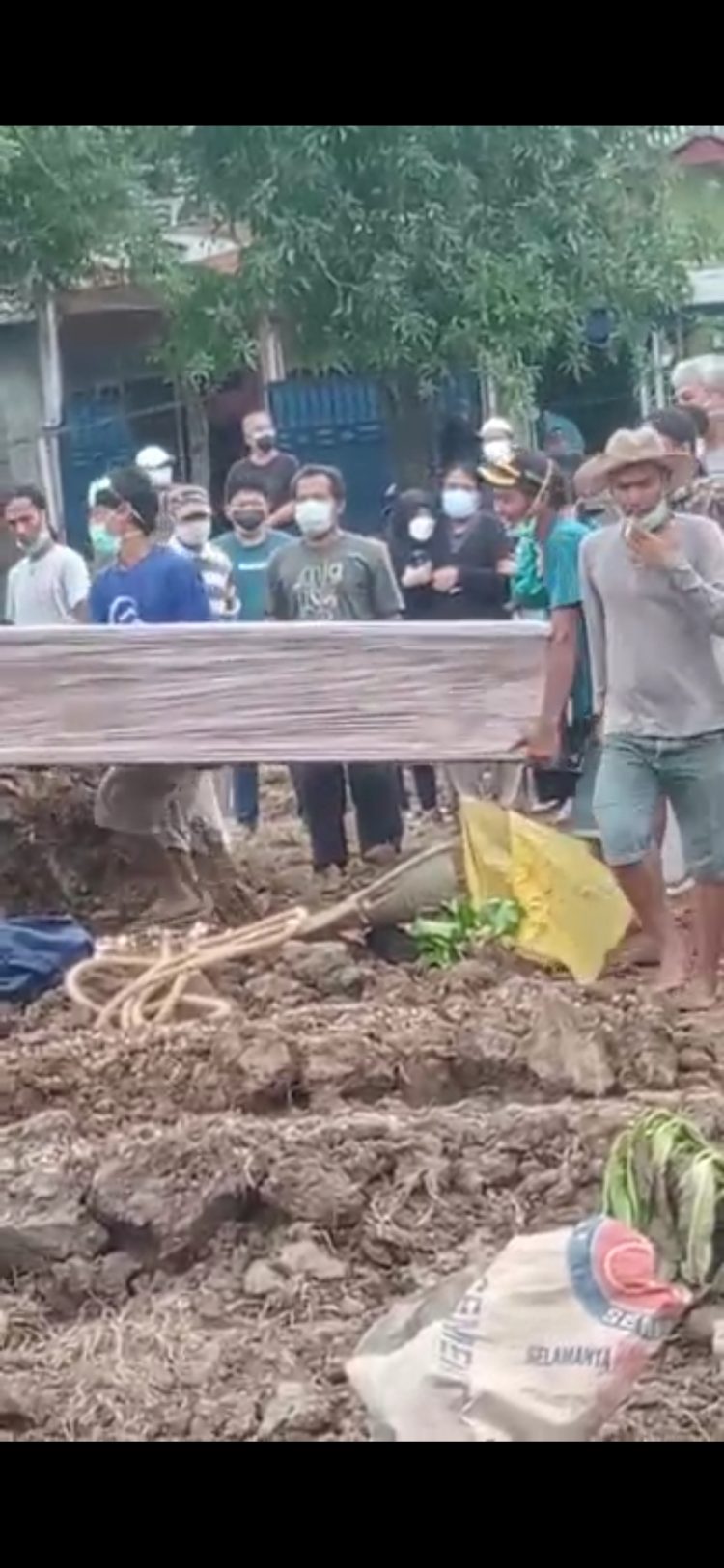 Standar Pemakaman Secara Covid Diduga Banyak Yang Tidak Sesuai Dilapangan, Petugas Pemakaman Tidak pakai APD