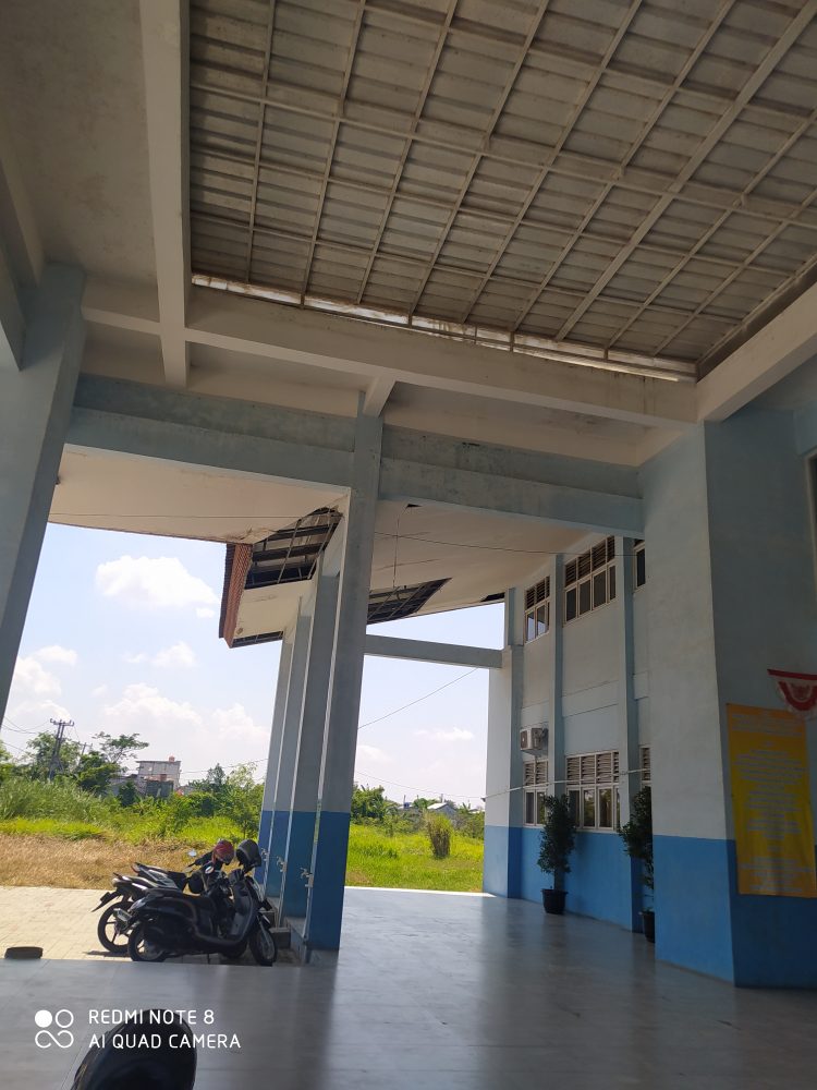 Kepala SMPN 5 Cibitung Puji Astuti Menjalankan Perintah Kadis Pendidikan Mengecat Sekolah Warna Seragam Dikesampingkan