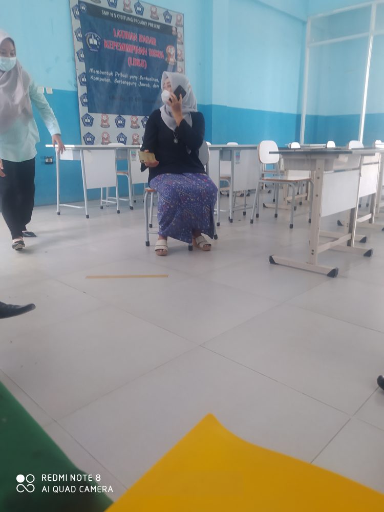Kepala SMPN 5 Cibitung Puji Astuti Menjalankan Perintah Kadis Pendidikan Mengecat Sekolah Warna Seragam Dikesampingkan