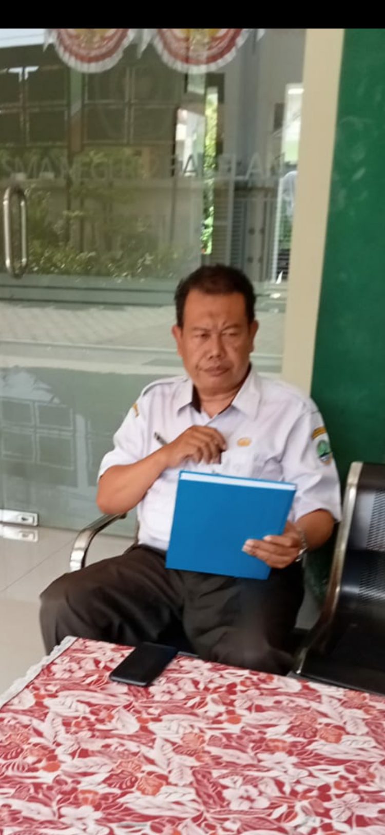 Kepsek SMAN 2 Babelan Menjual Seragam Sembunyi Padahal KCD Menunggu PerGub