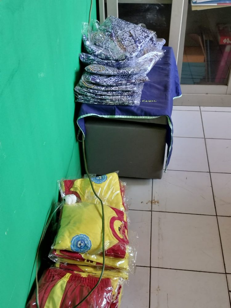 Kepala SDN 02 Bojong Sari,Kedungwaringin Kebelet Uang Hasil Seragam ,Jual di Ruang Kepsek
