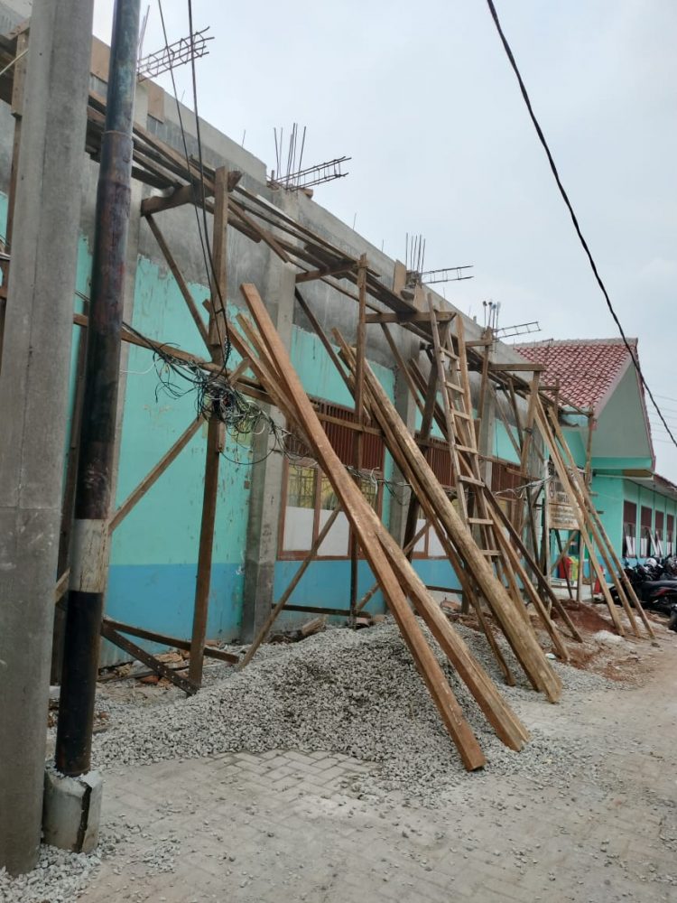 Pelaksana Proyek Tuding Agustine Staff KCD Wilayah 3 Bertanggungjawab Proyek Renovasi SMAN 1 Cibitung ,Ka.KCD Asep Diam Saja.