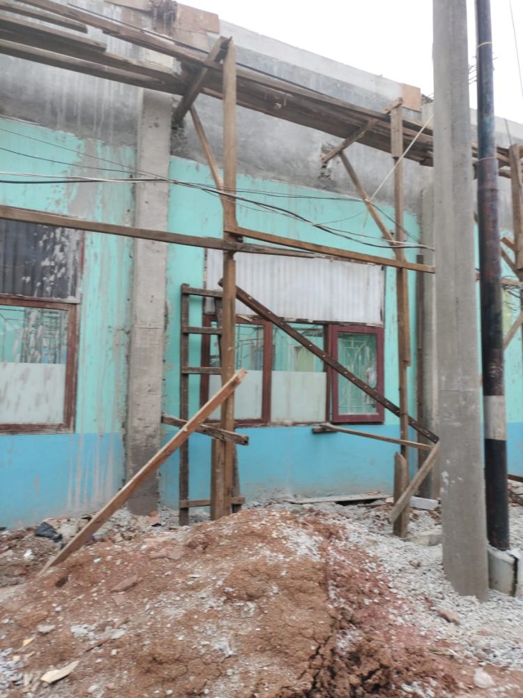Pelaksana Proyek Tuding Agustine Staff KCD Wilayah 3 Bertanggungjawab Proyek Renovasi SMAN 1 Cibitung ,Ka.KCD Asep Diam Saja.