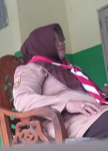 SMPN 1 Sukawangi Diduga Tega Menjual Seragam Mahal Ditengah Wilayah Miskin, Kepala SMPN Ulfa Kelebihan Siswa Perkelas Menurut Aturan 32 Orang , Lapor Dapodik Bedakah?