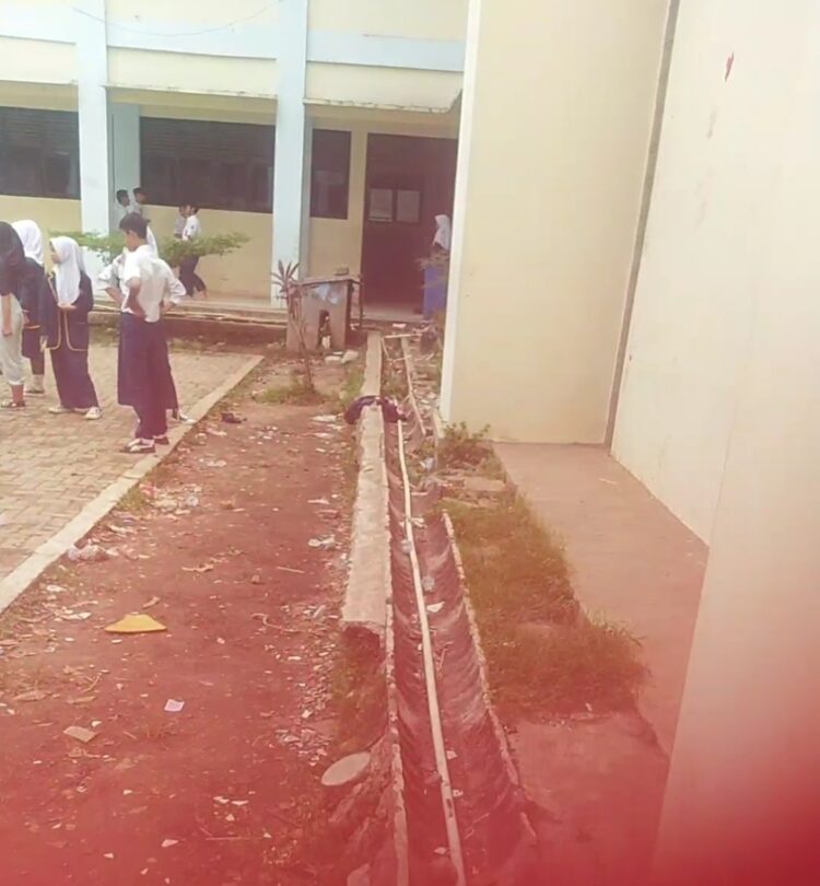 Kasus SMPN 5 Cikarang Barat Yang di Palsukan Tanda Tangannya Oleh diduga Kepala SMP ? Kepsek SMPN 5 Cikarang Barat Menghindar ?